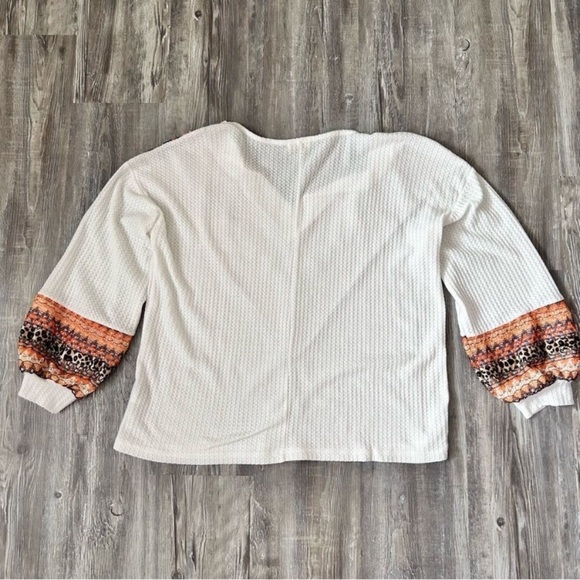 Flattering, perfect fitting light sweater - Picture 10 of 14